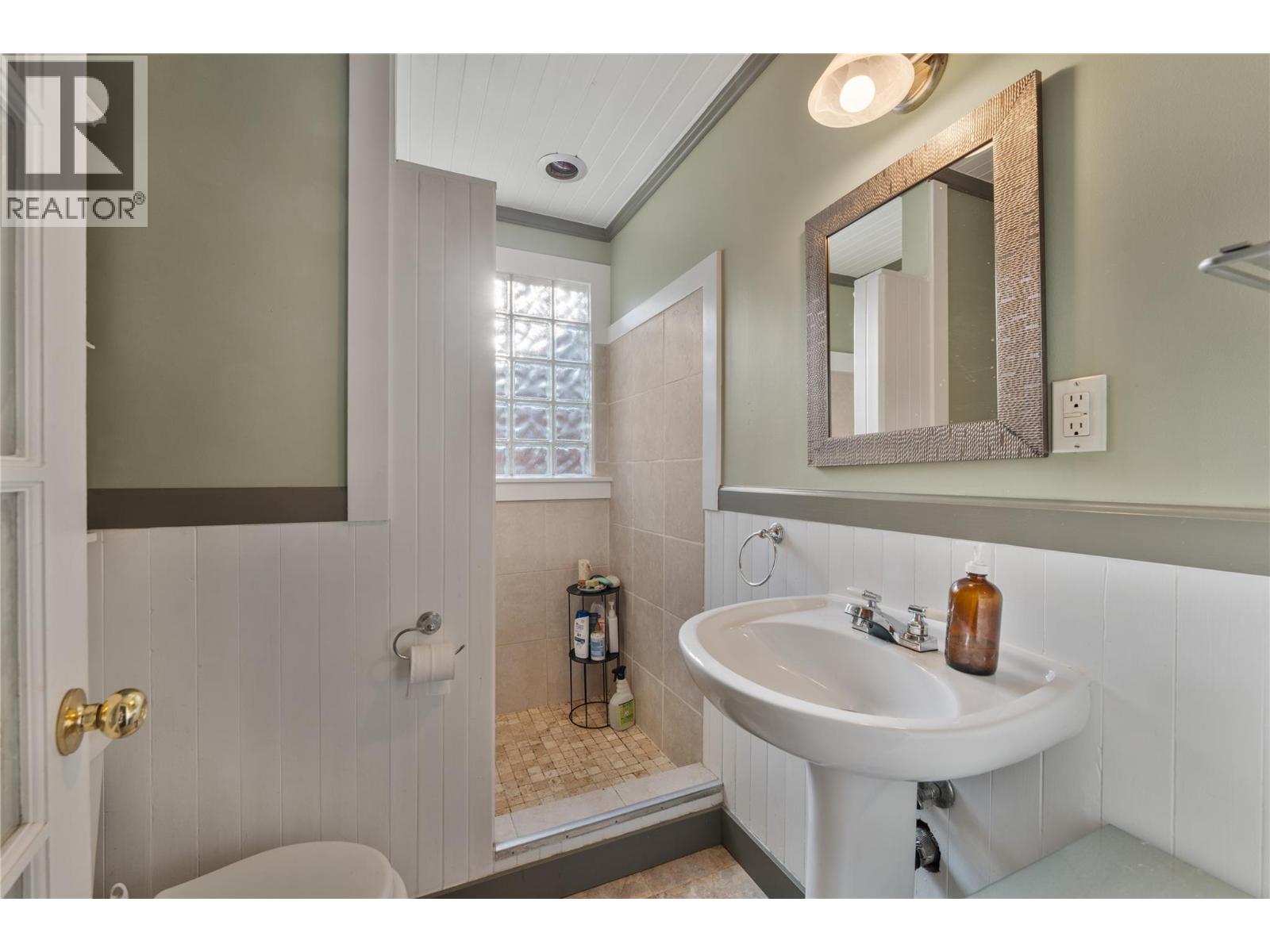 691-693 Okanagan Boulevard Property Photo 15