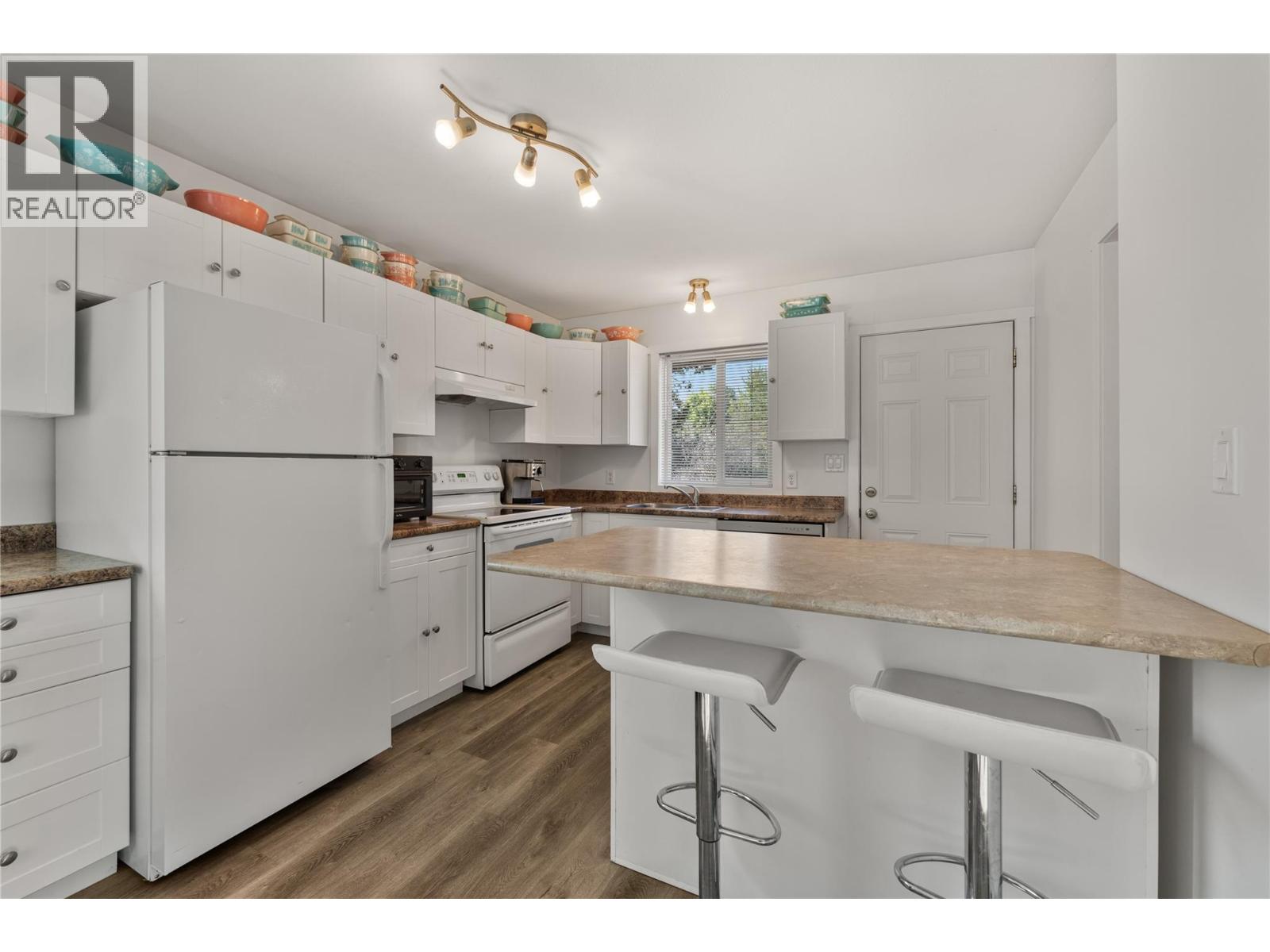 691-693 Okanagan Boulevard Property Photo 28