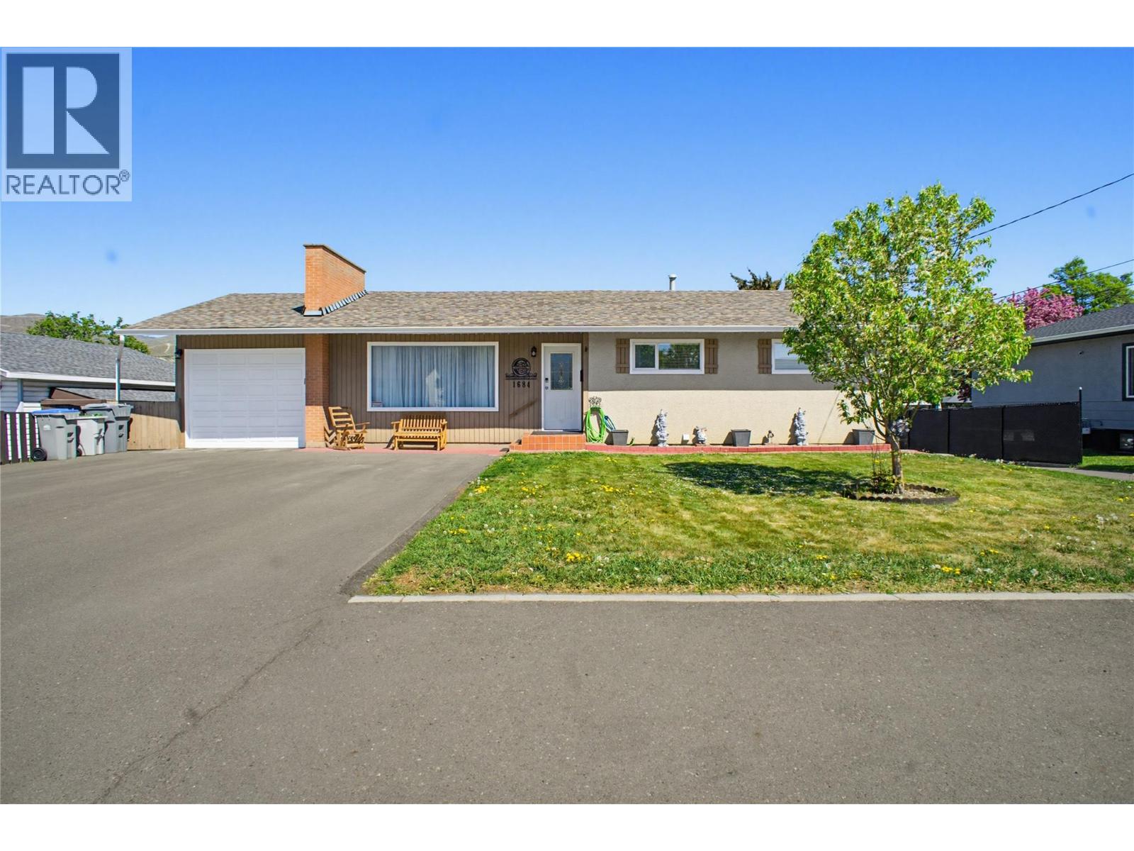 1684 GREENFIELD Avenue Property Photo 1