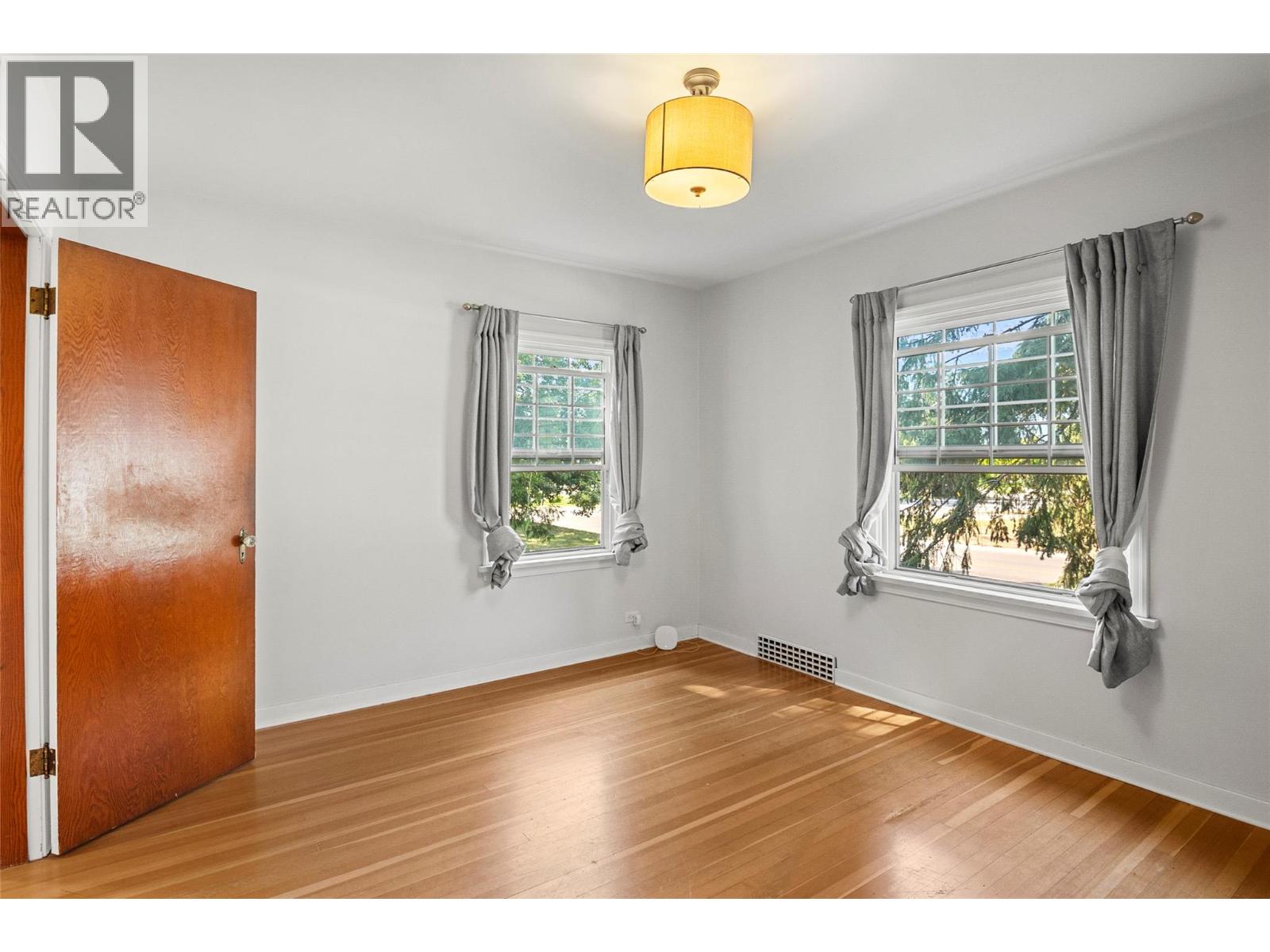 422 Ninth Street E Property Photo 31
