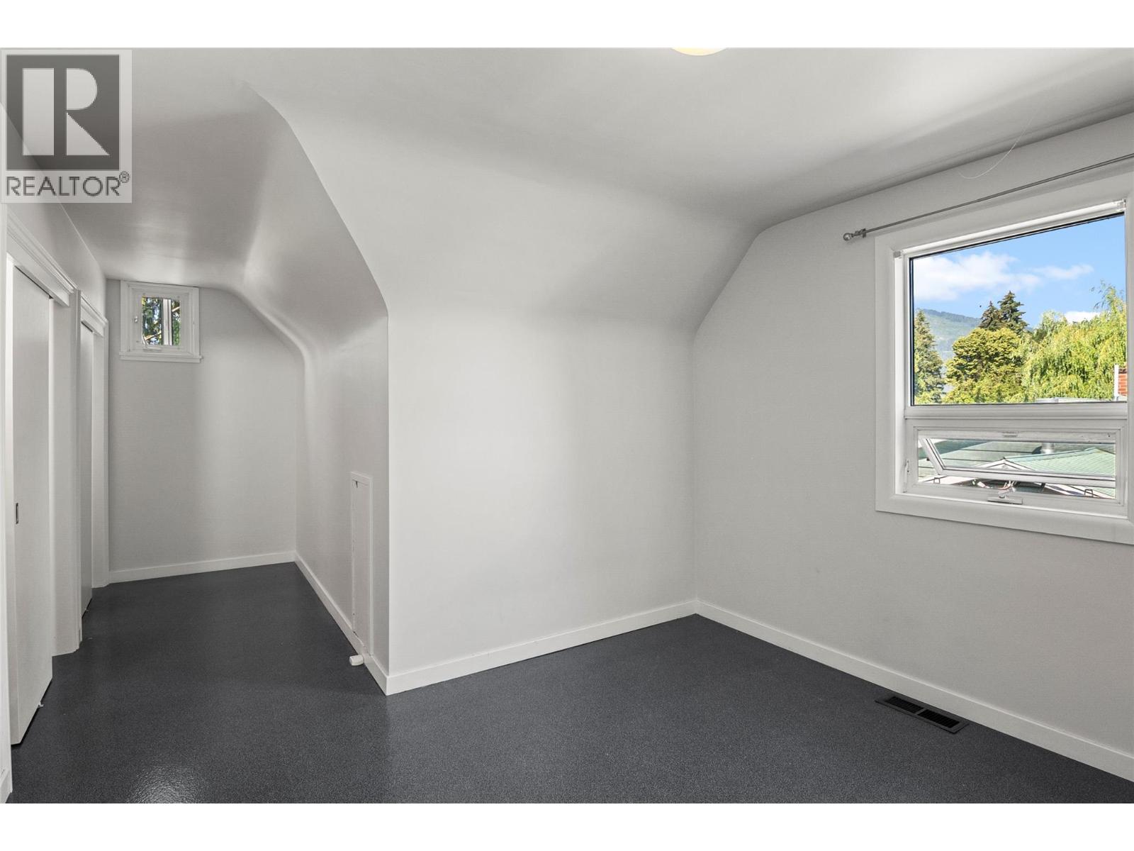 422 Ninth Street E Property Photo 38