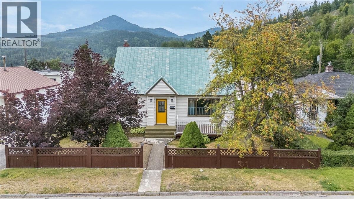 936 Thackeray Street Property Photo 1