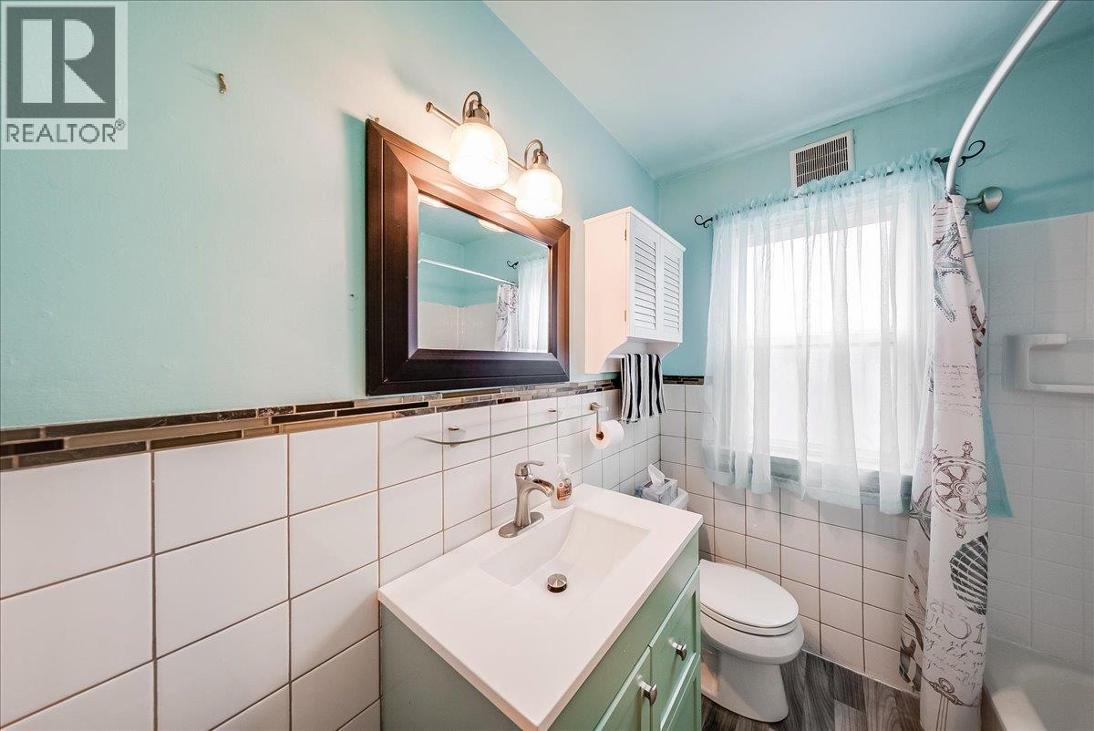 936 Thackeray Street Property Photo 13