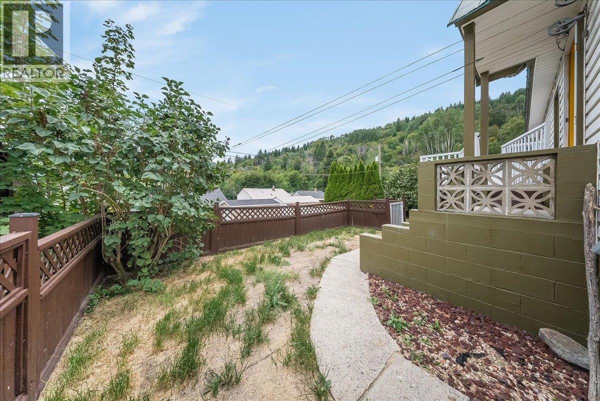 936 Thackeray Street Property Photo 29