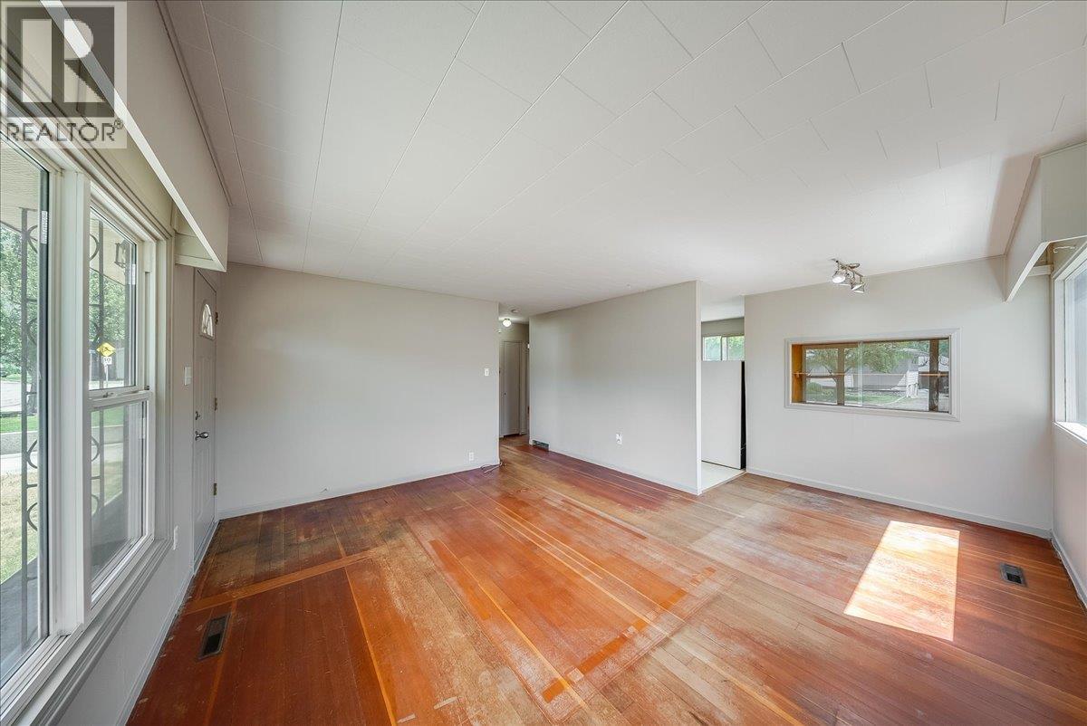706 Hermia Crescent Property Photo 6