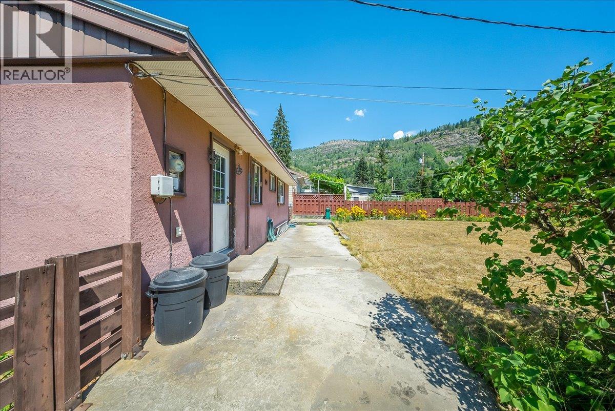 706 Hermia Crescent Property Photo 27