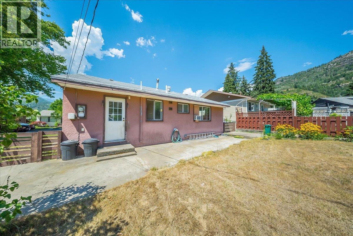 706 Hermia Crescent Property Photo 32