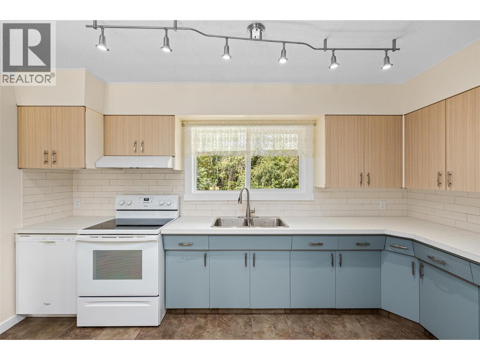 10330 Meadow Road Property Photo 2