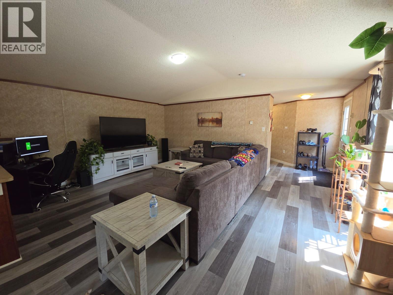 5277 45 Street Se Property Photo 2
