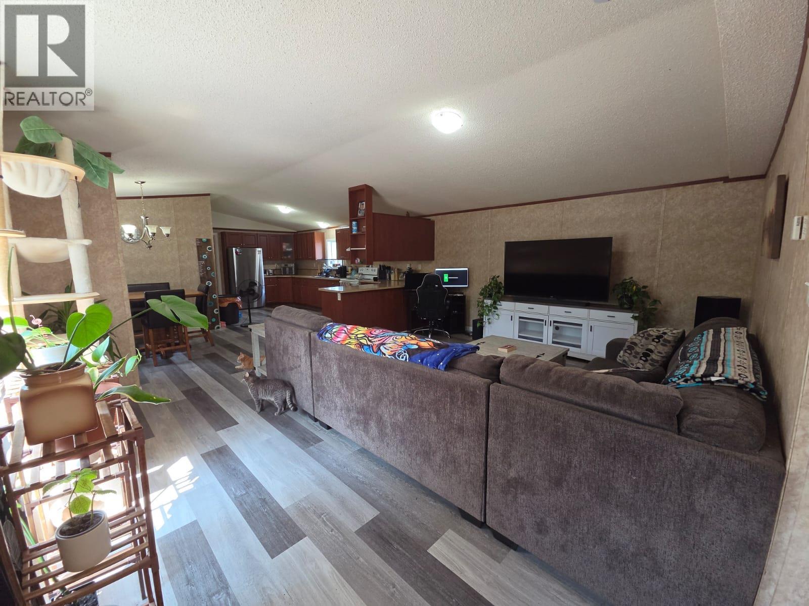 5277 45 Street Se Property Photo 3