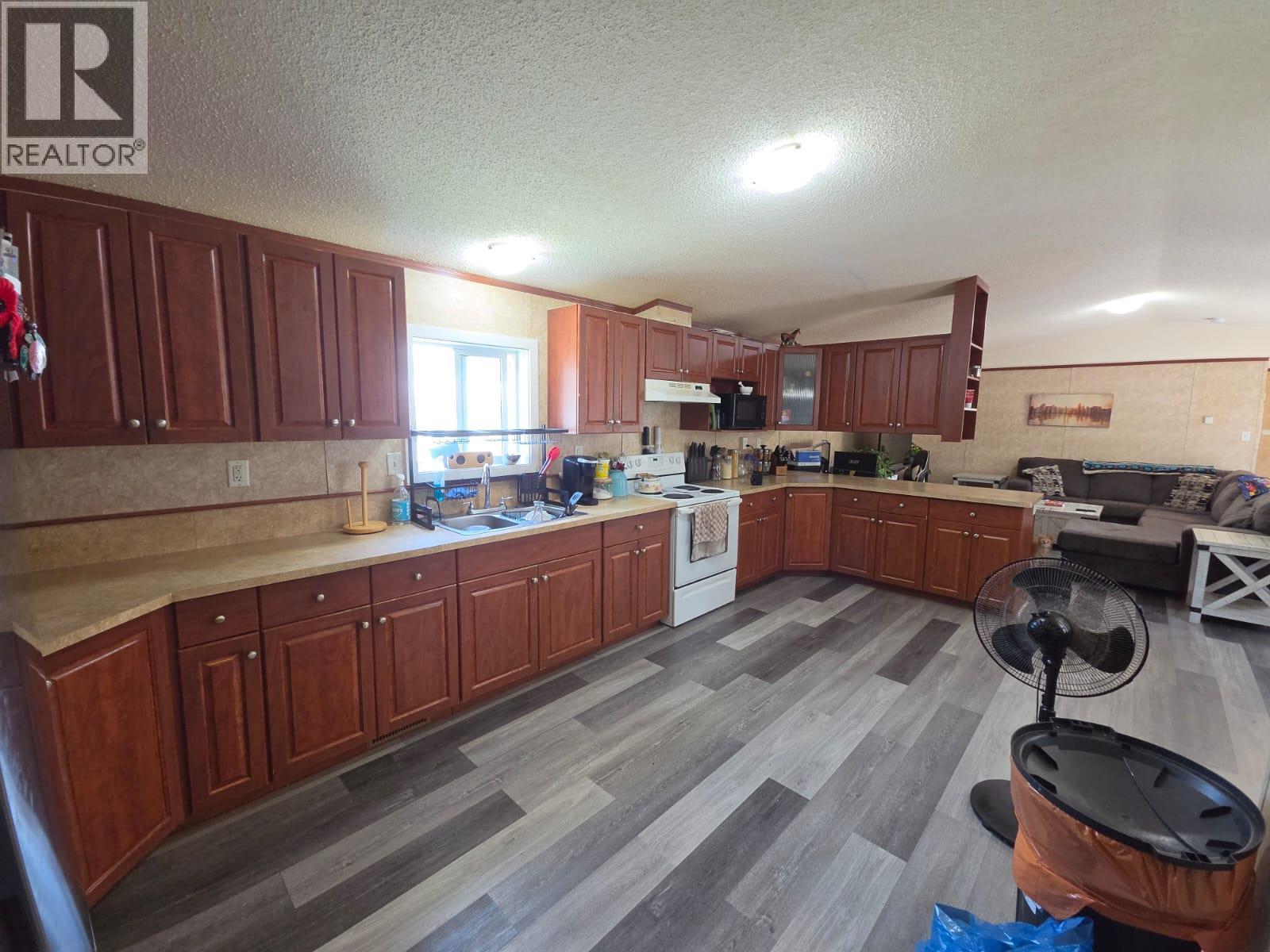 5277 45 Street Se Property Photo 5