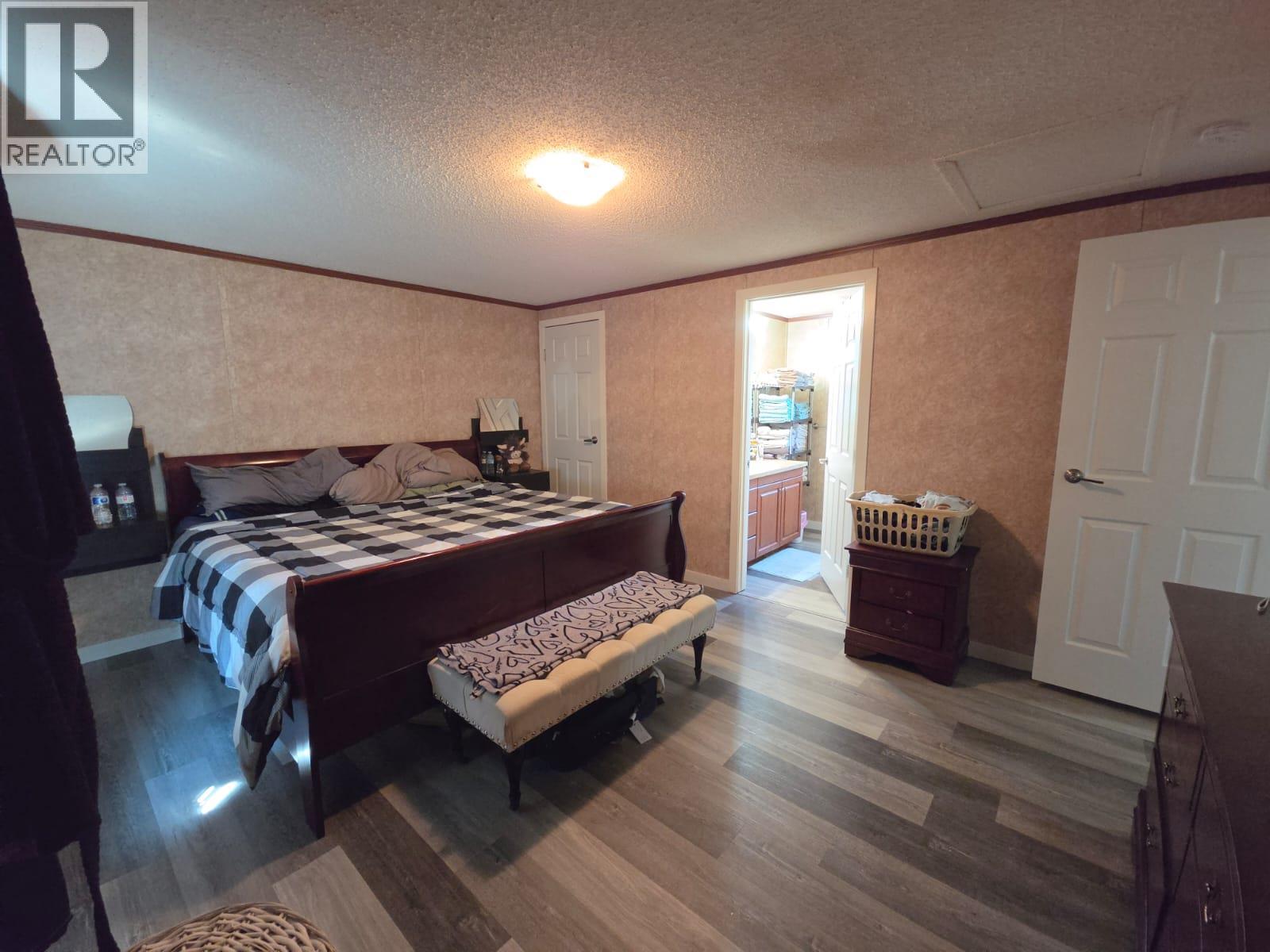5277 45 Street Se Property Photo 6
