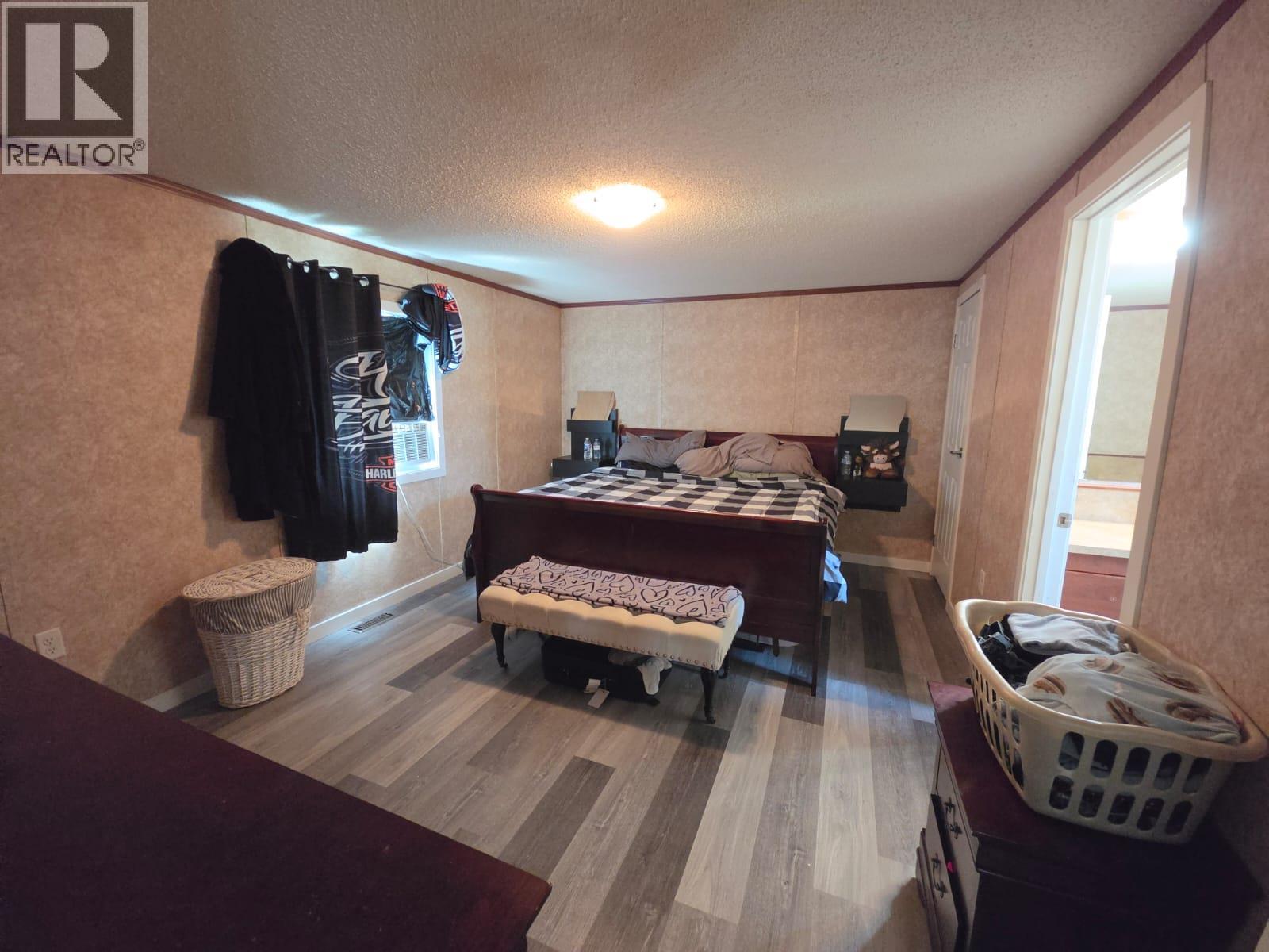 5277 45 Street Se Property Photo 7
