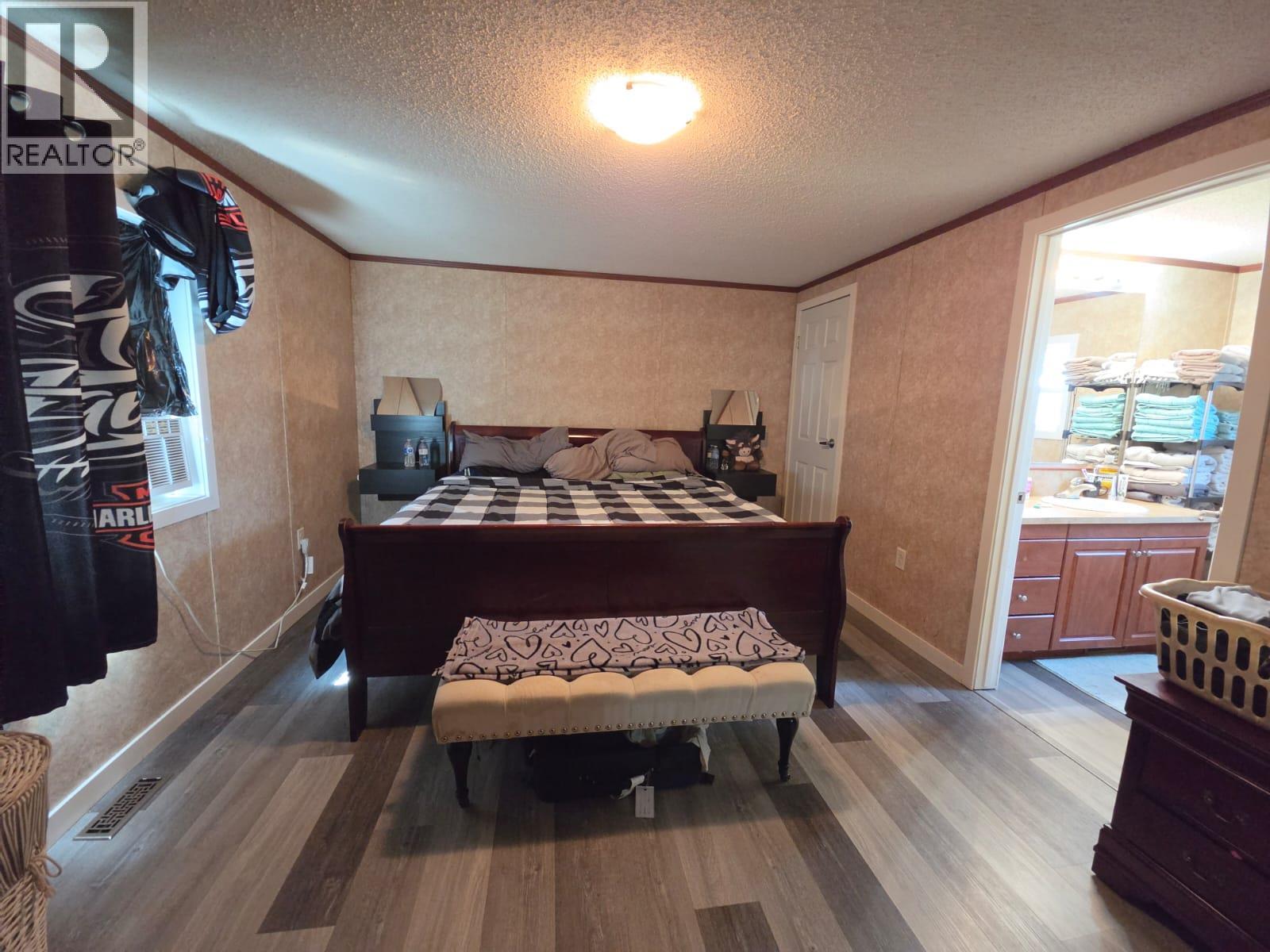 5277 45 Street Se Property Photo 8