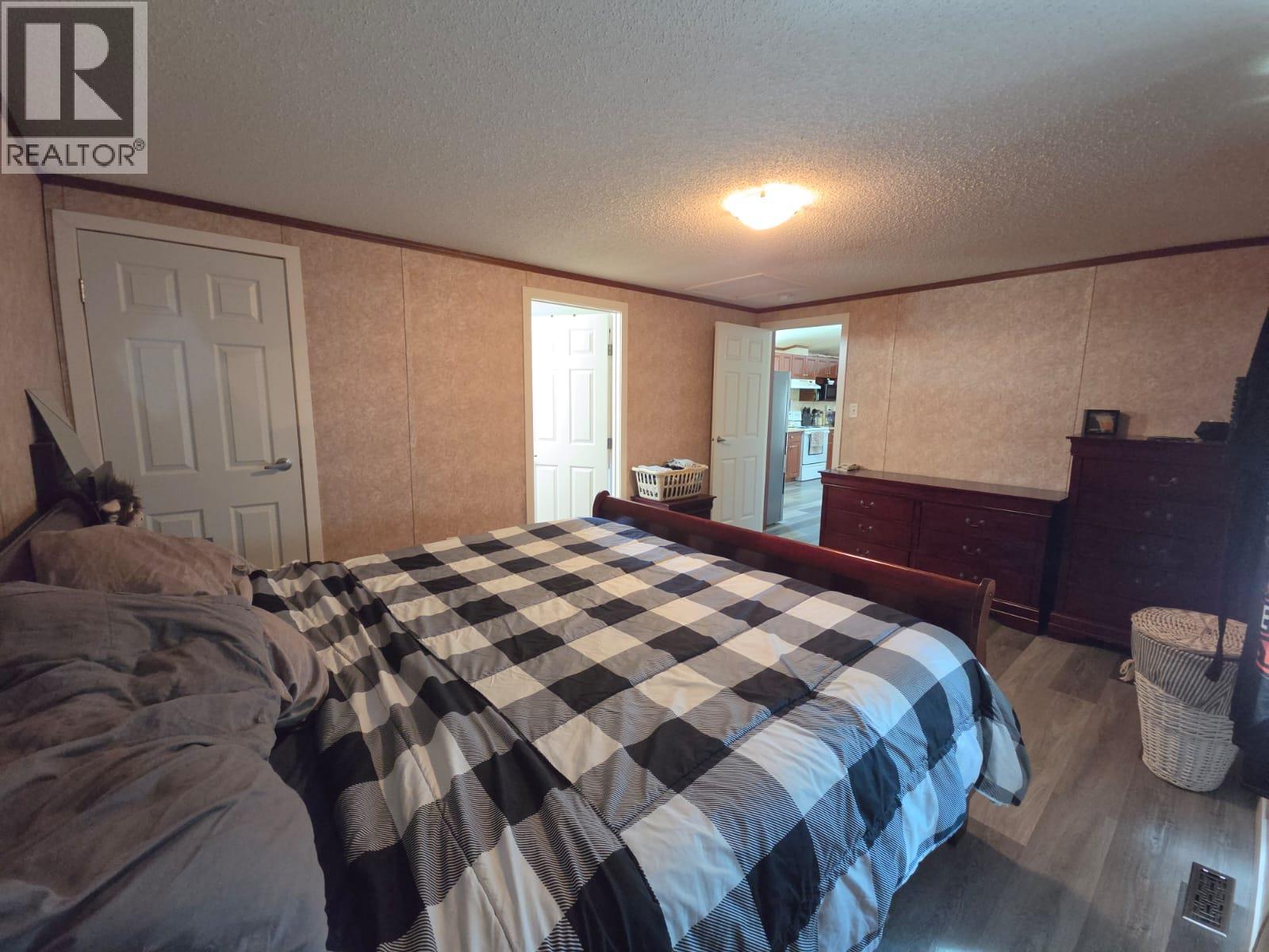 5277 45 Street Se Property Photo 9
