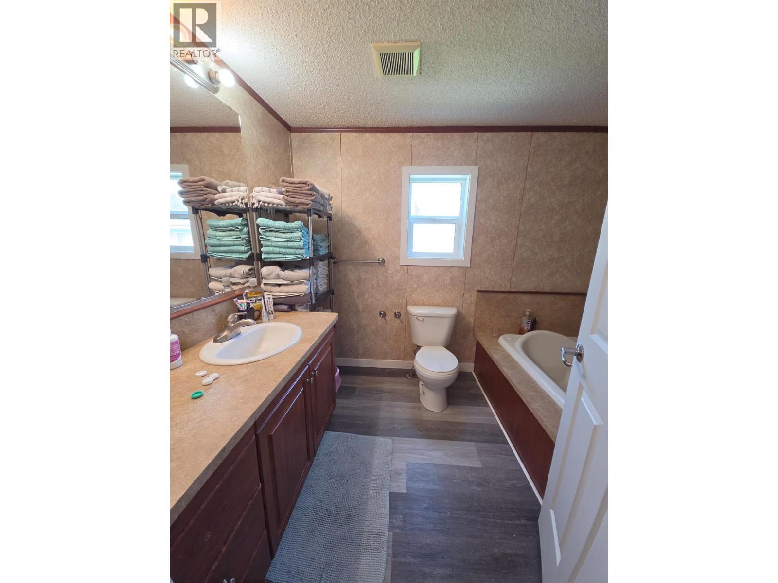 5277 45 Street Se Property Photo 10