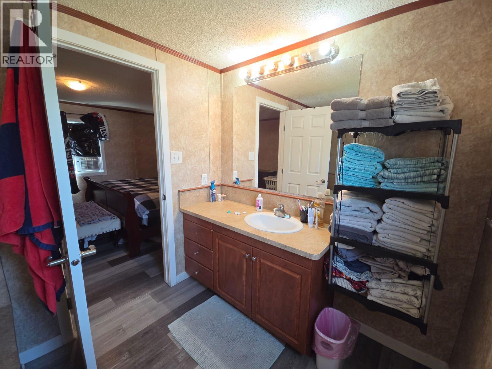 5277 45 Street Se Property Photo 11