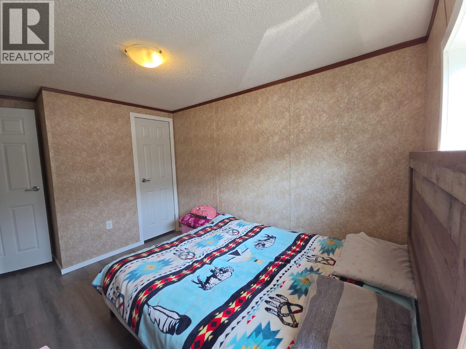 5277 45 Street Se Property Photo 15