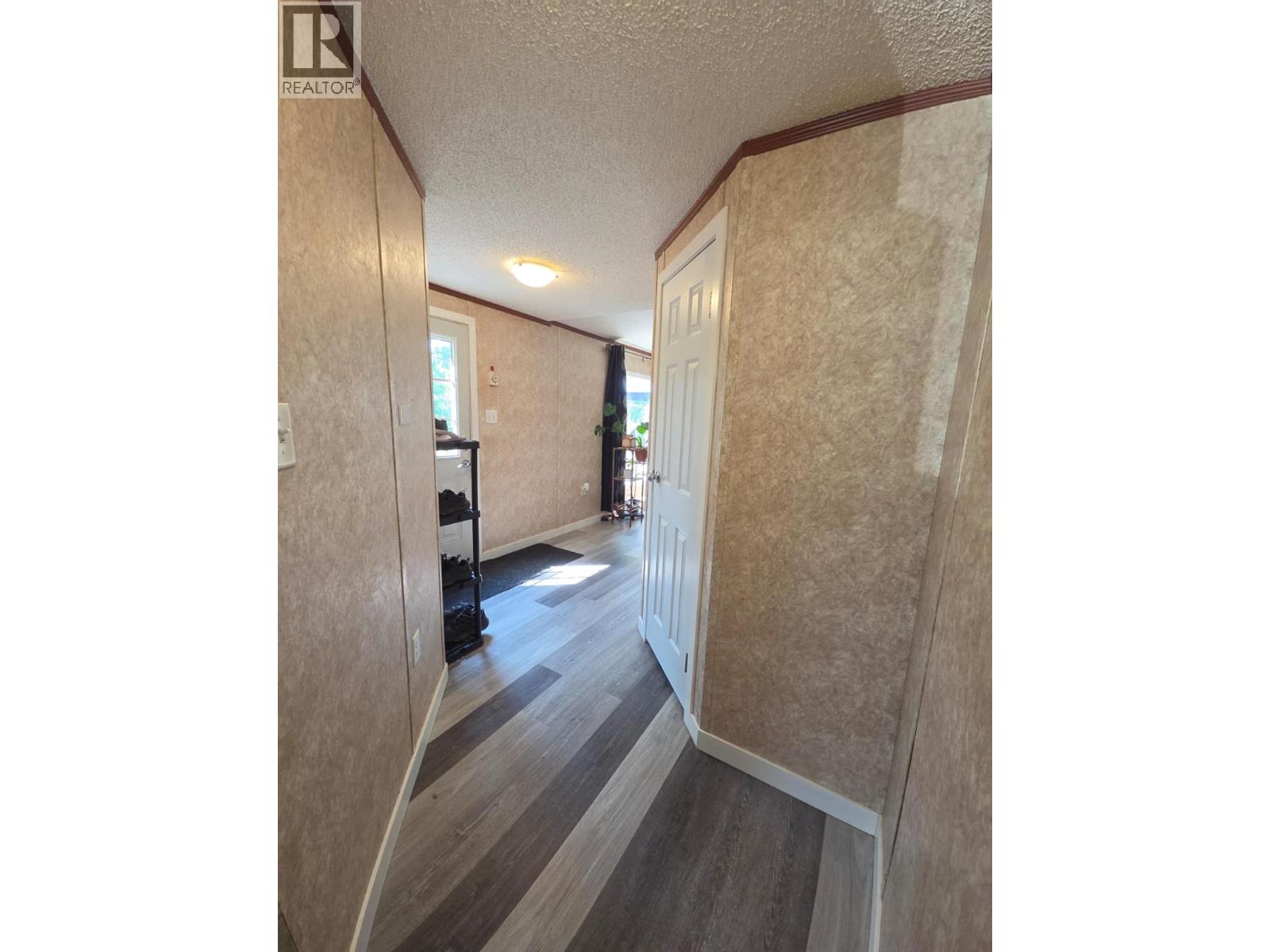 5277 45 Street Se Property Photo 16