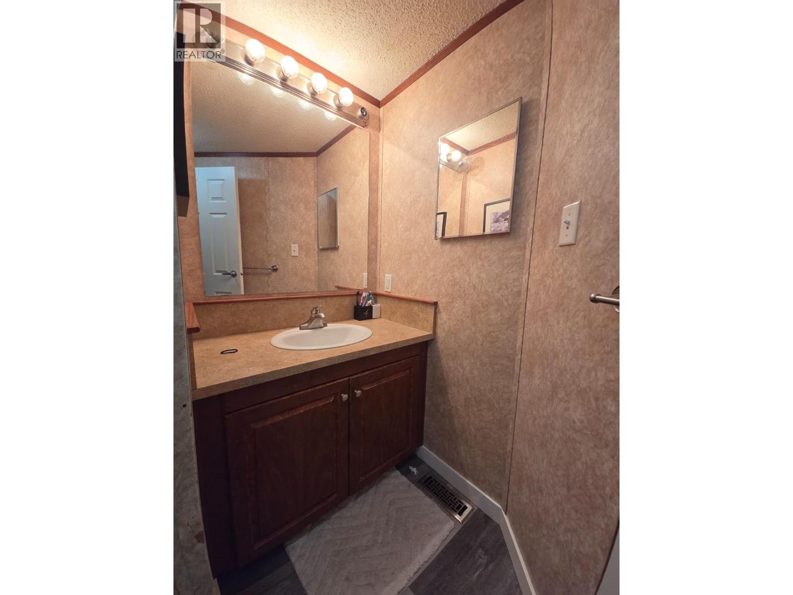 5277 45 Street Se Property Photo 21