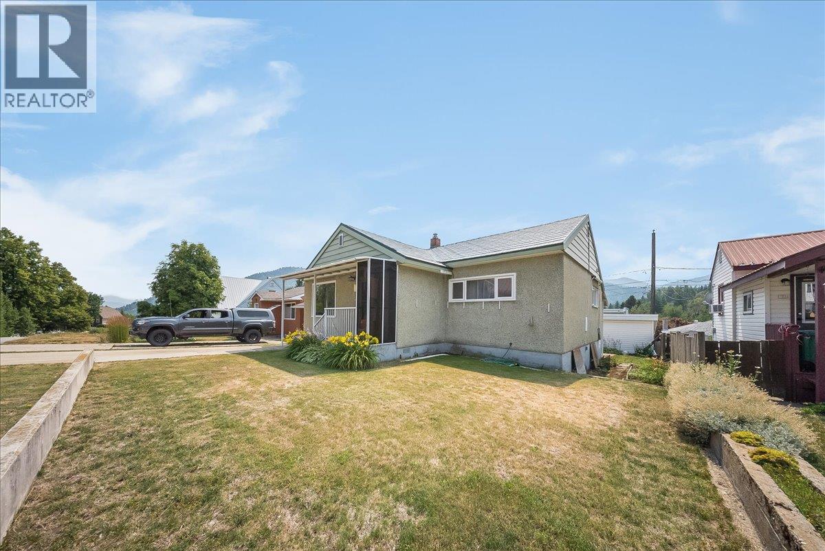 916 Thackeray Street Property Photo 2