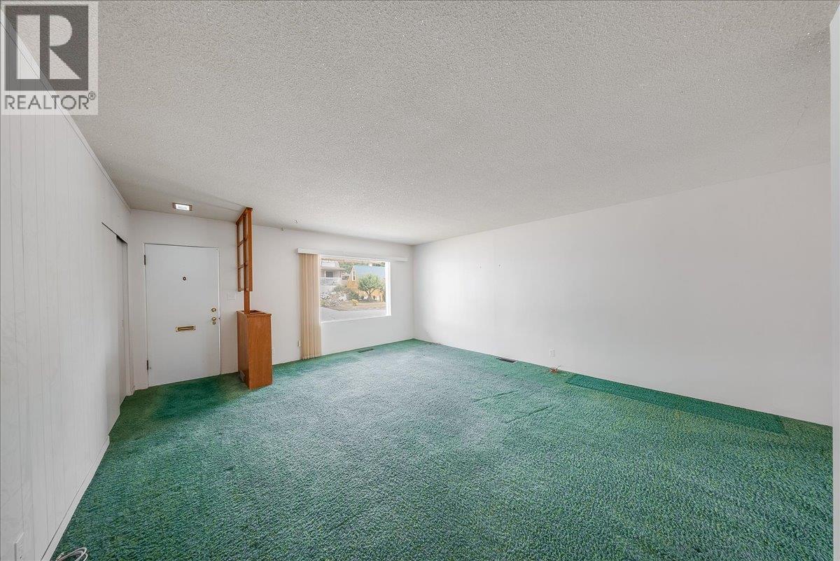 916 Thackeray Street Property Photo 3