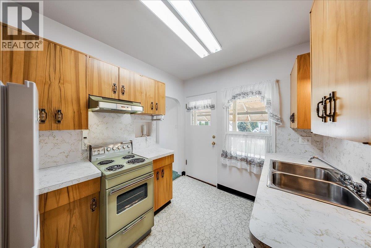 916 Thackeray Street Property Photo 8