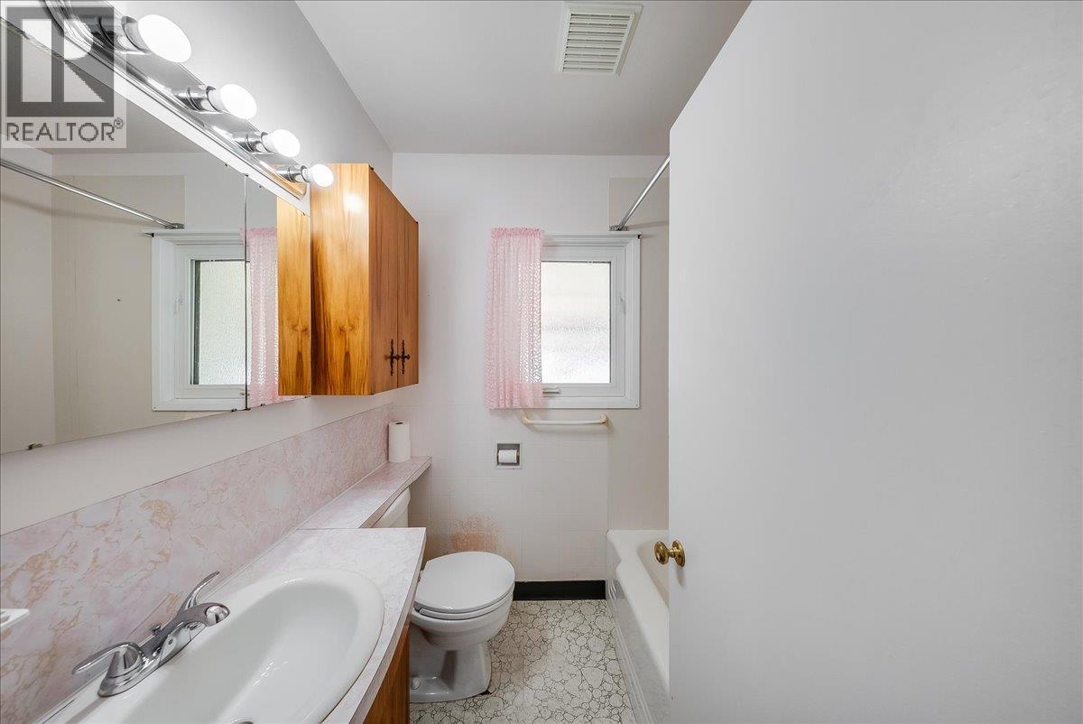 916 Thackeray Street Property Photo 14