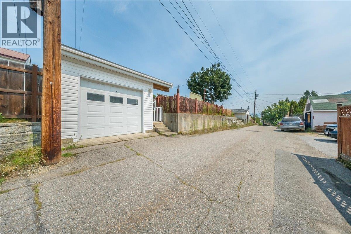 916 Thackeray Street Property Photo 34