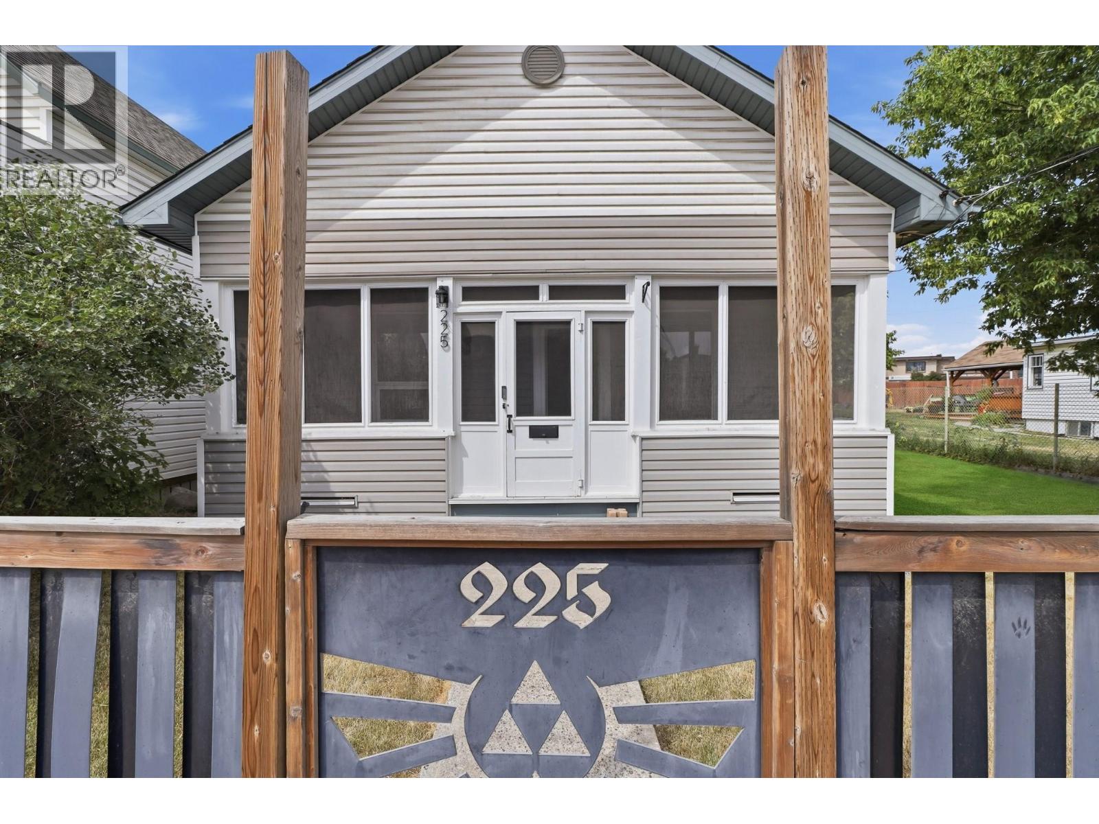 225 14 Avenue N Property Photo 5