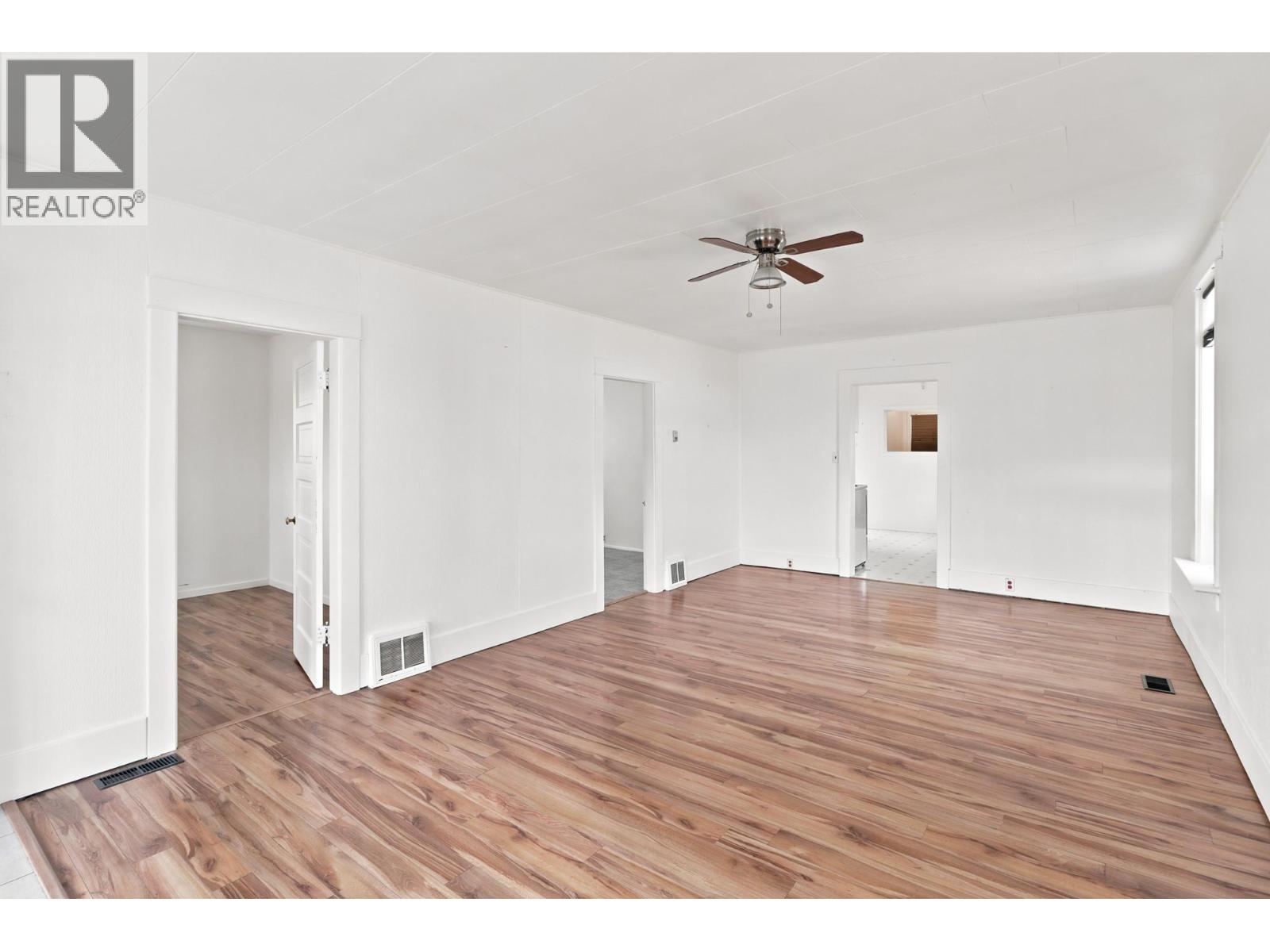 225 14 Avenue N Property Photo 9