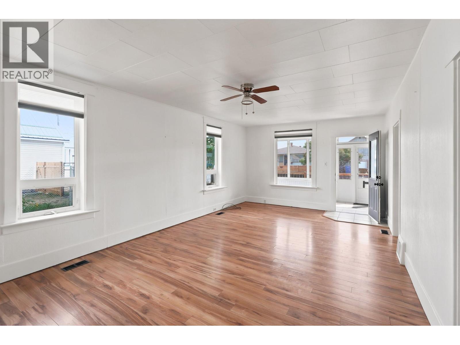 225 14 Avenue N Property Photo 11