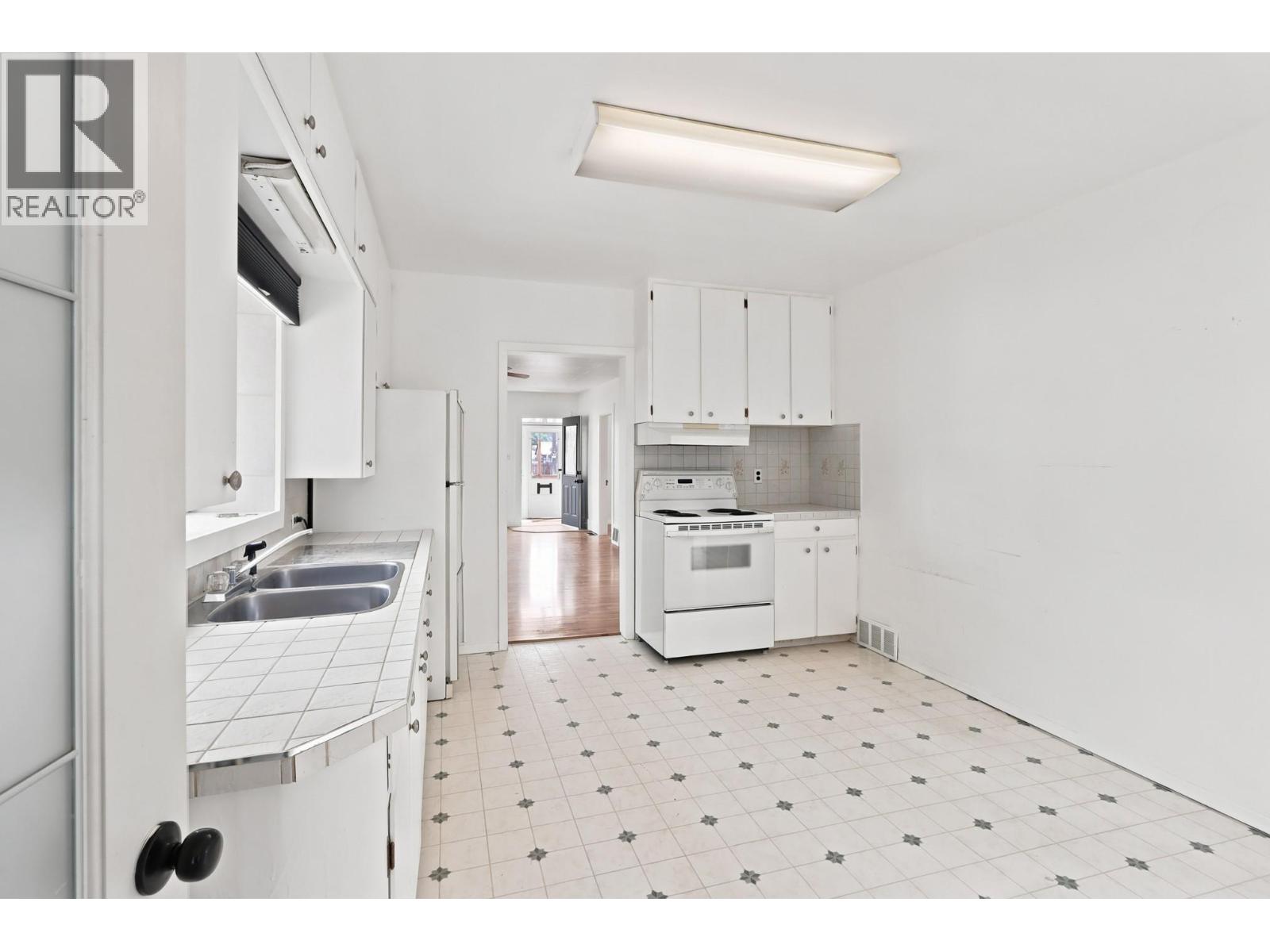 225 14 Avenue N Property Photo 13