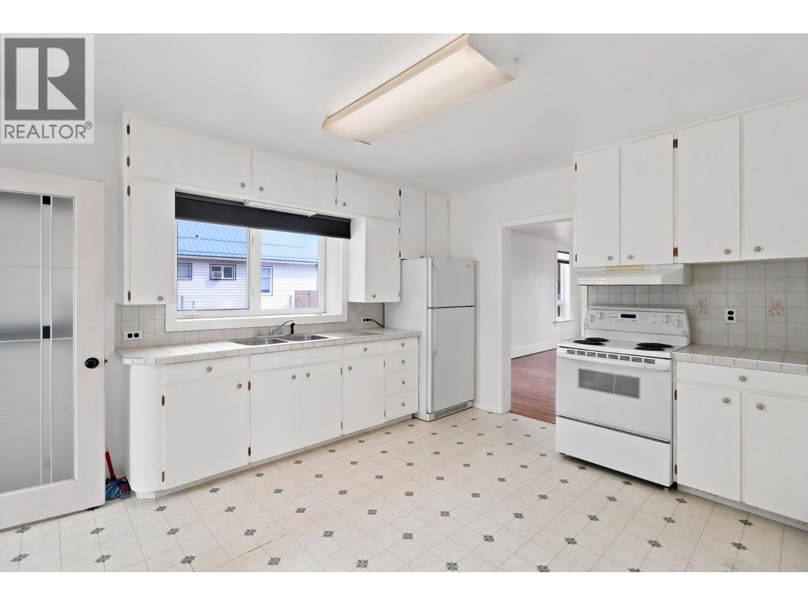 225 14 Avenue N Property Photo 16