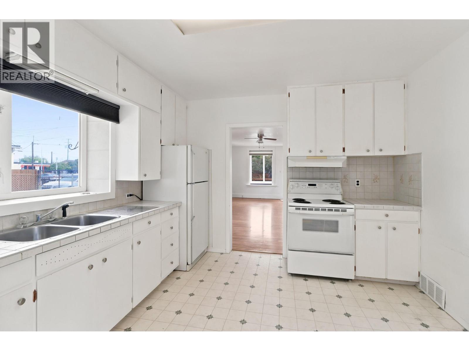225 14 Avenue N Property Photo 17