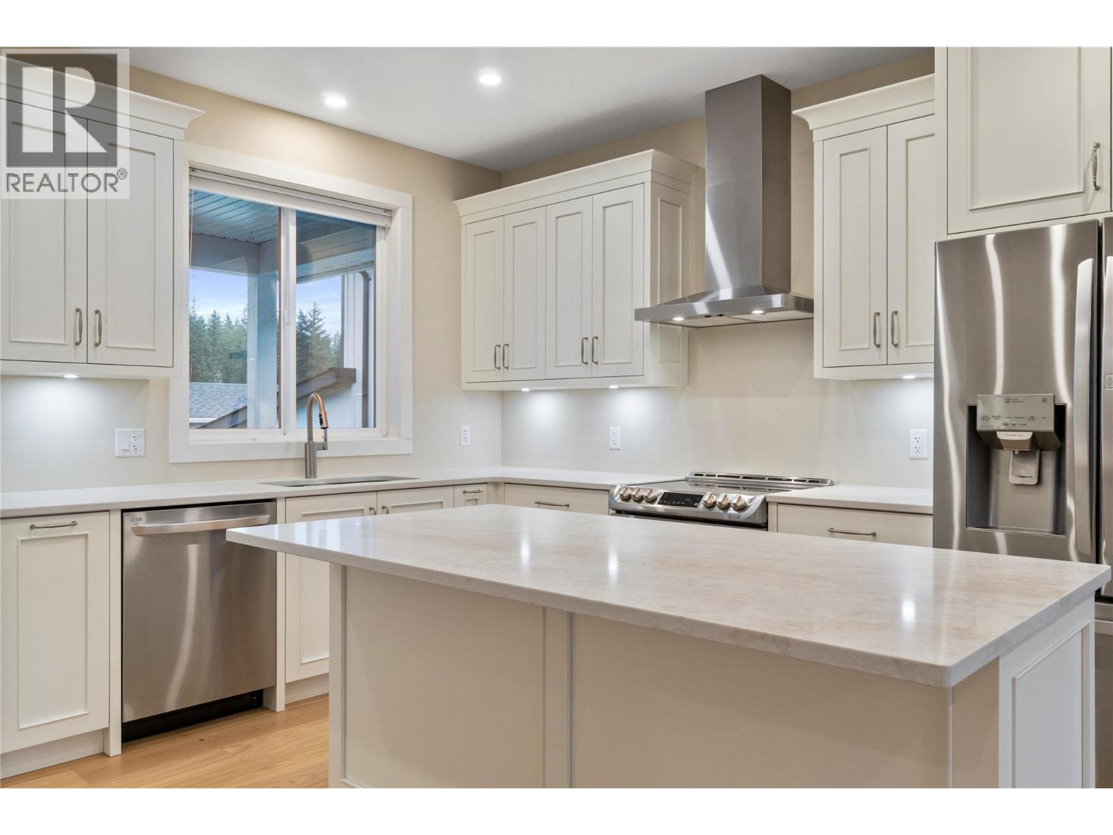 2251 14 Avenue Se Property Photo 6