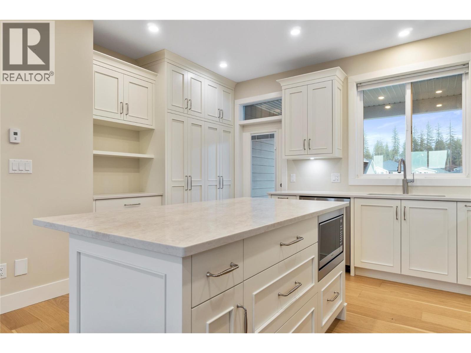 2251 14 Avenue Se Property Photo 9