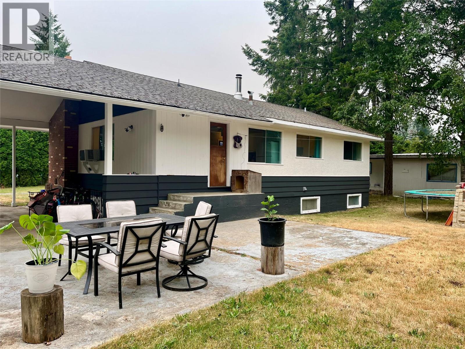 807 23 Highway N Property Photo 3