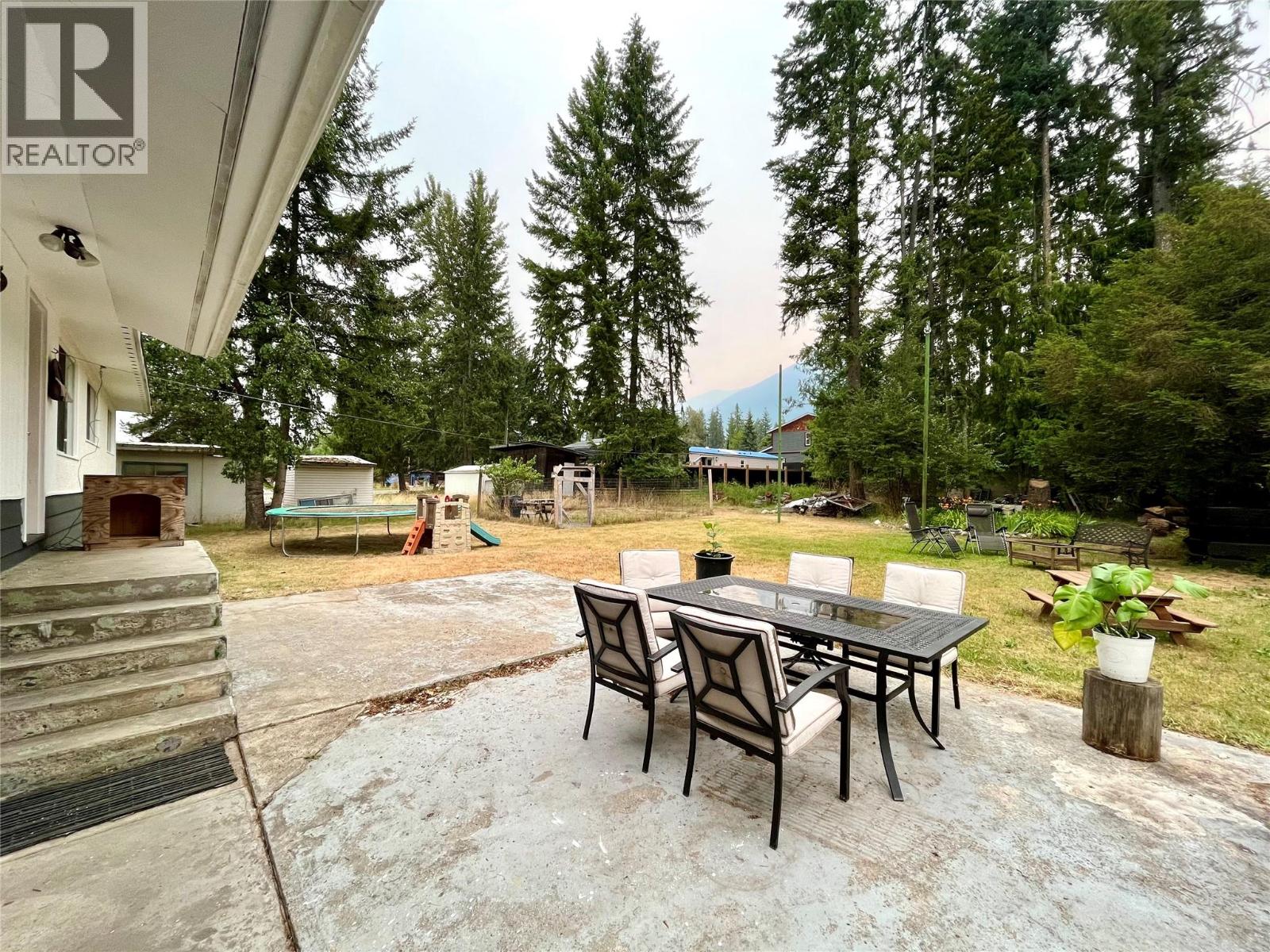 807 23 Highway N Property Photo 4