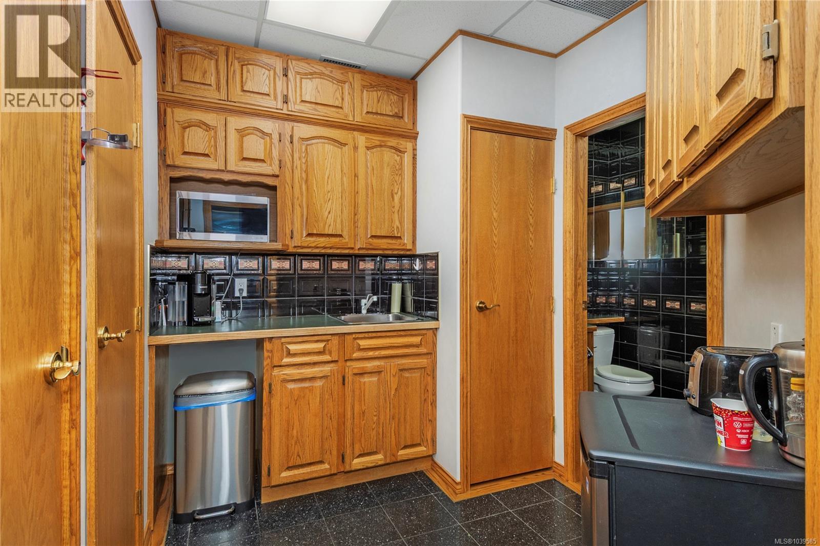 303 871 Island Hwy Property Photo 15