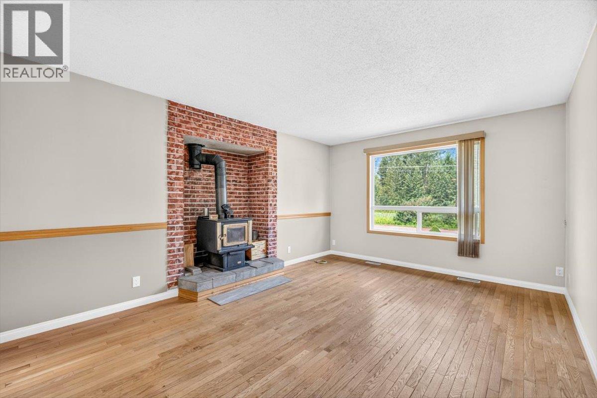 9878 Victoria Street Property Photo 10