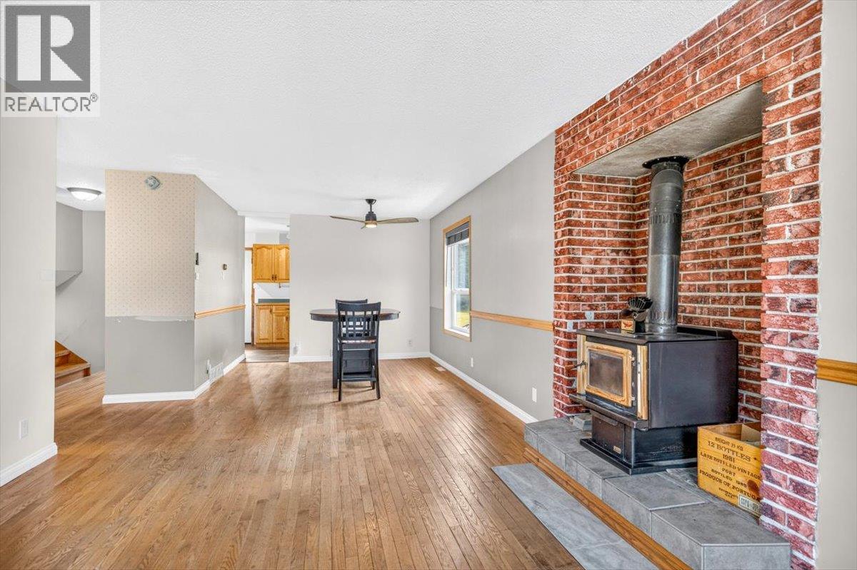9878 Victoria Street Property Photo 11