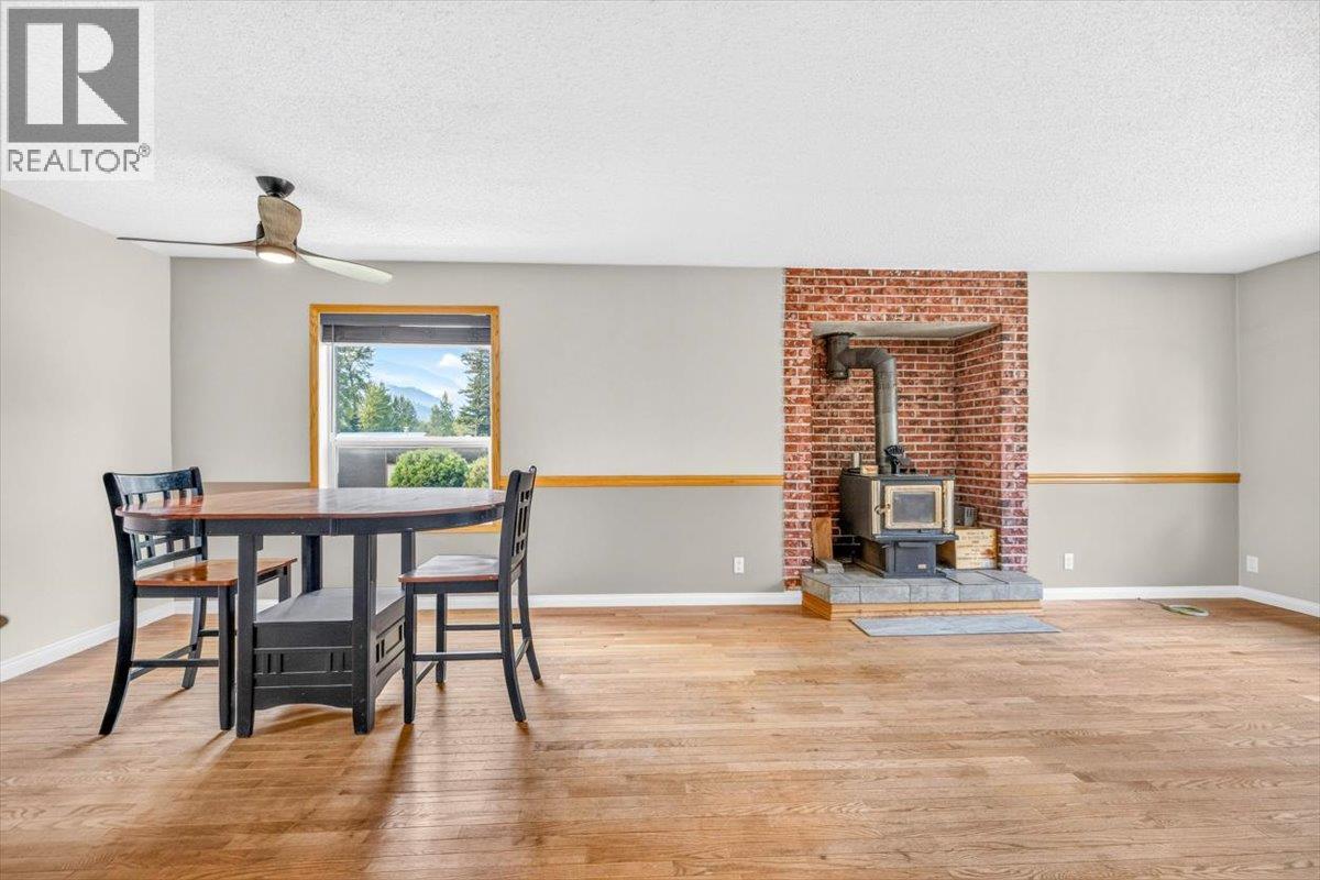 9878 Victoria Street Property Photo 12