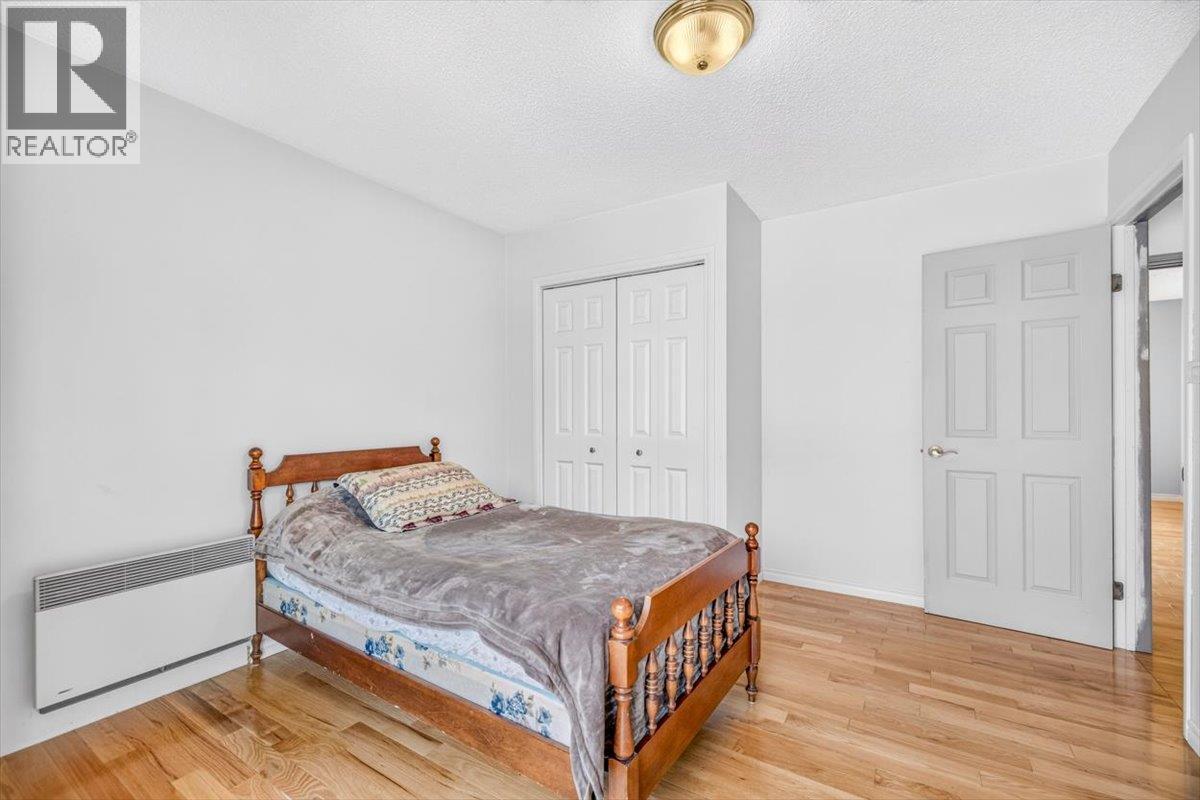9878 Victoria Street Property Photo 36