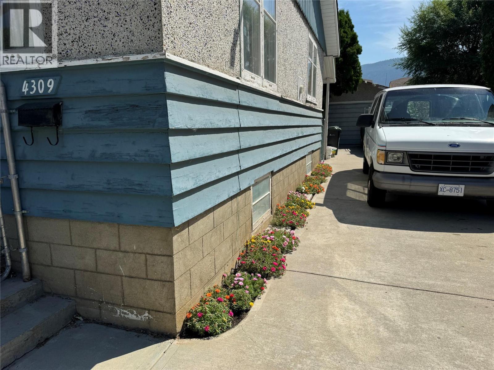 4309 22 Street Property Photo 3