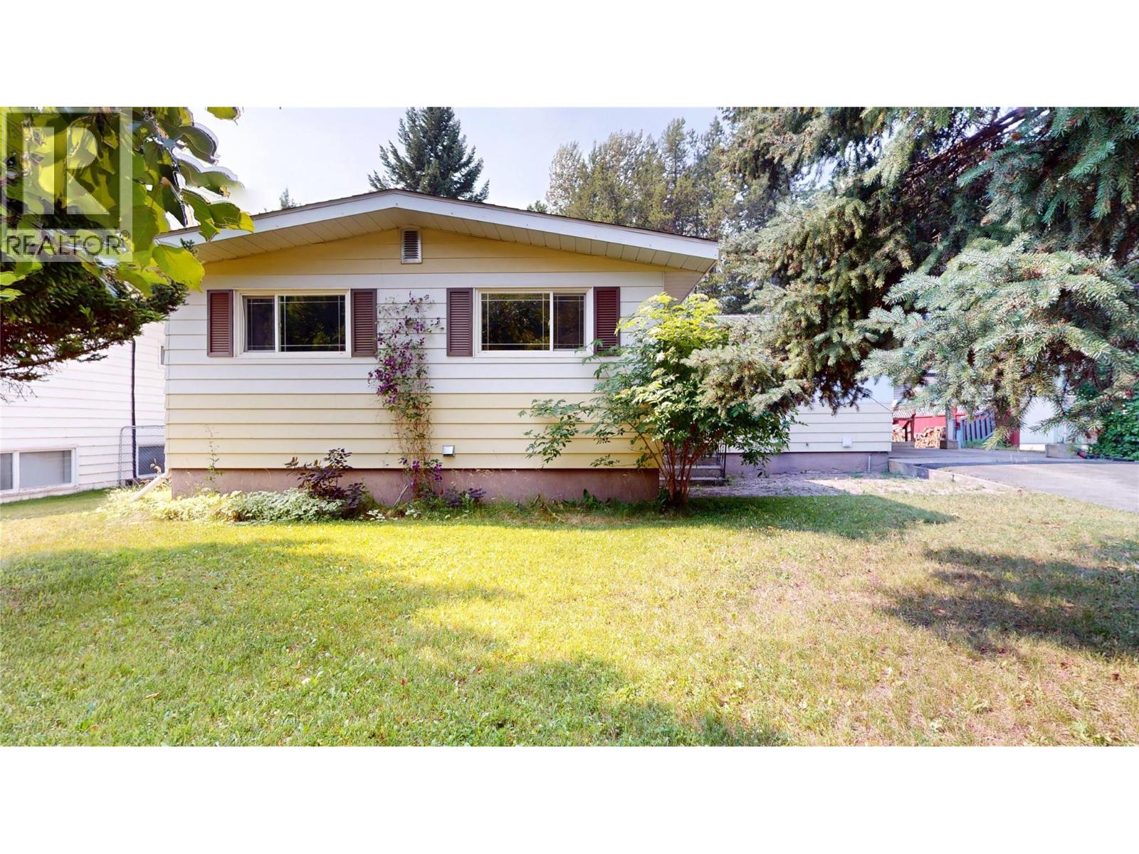 260 Blue Spruce Crescent Property Photo 1