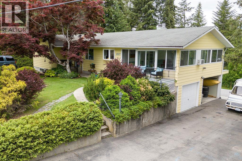 2527 Islandview Road Property Photo 1