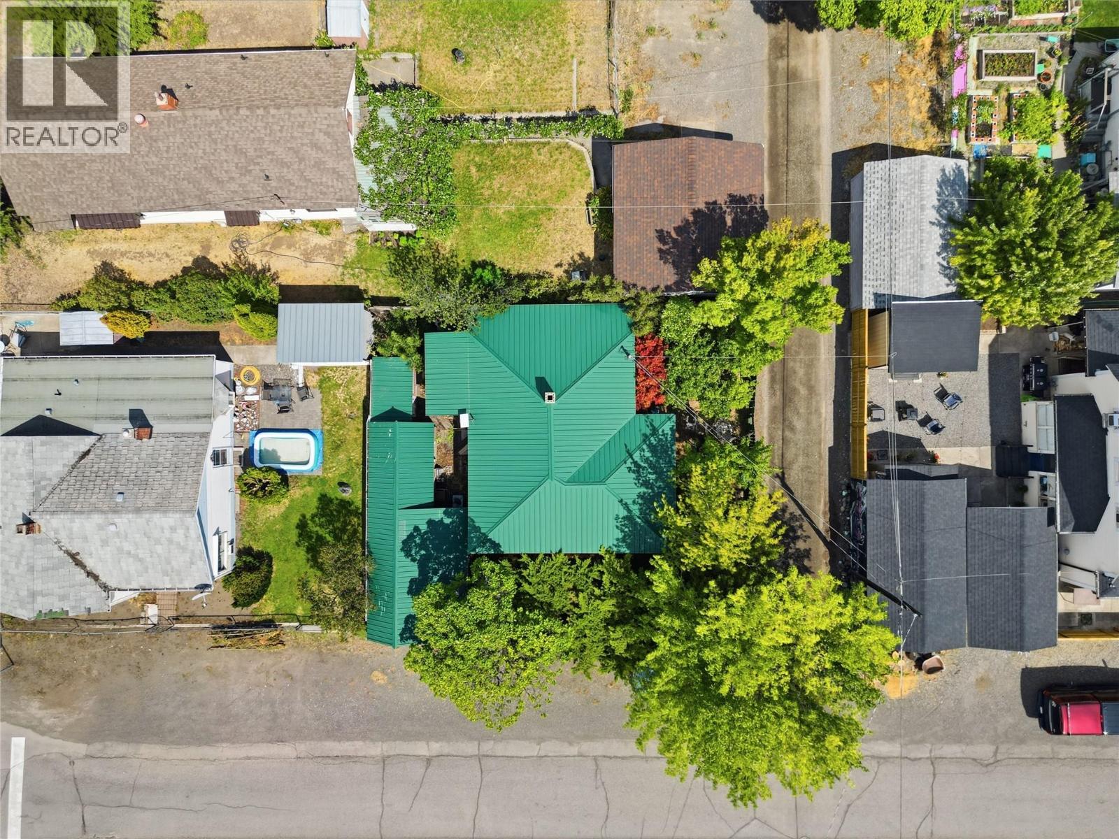 252 6th Street Property Photo 1