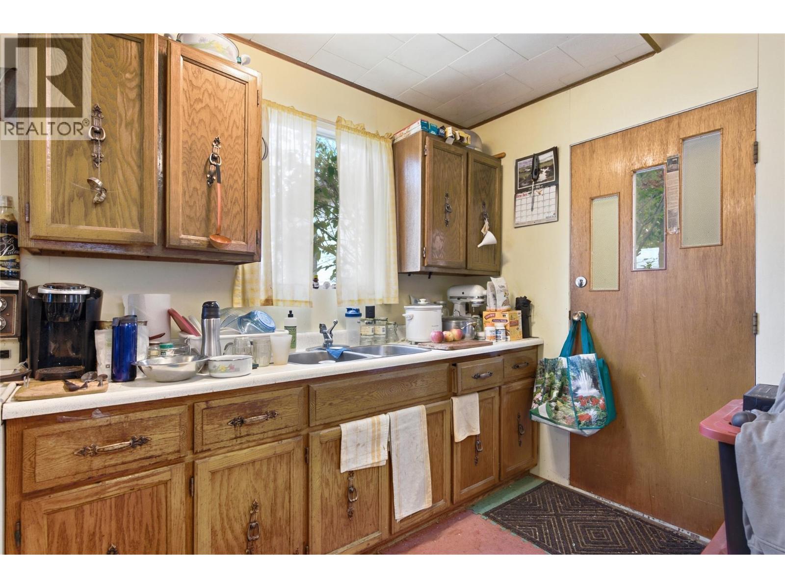 252 6th Street Property Photo 4