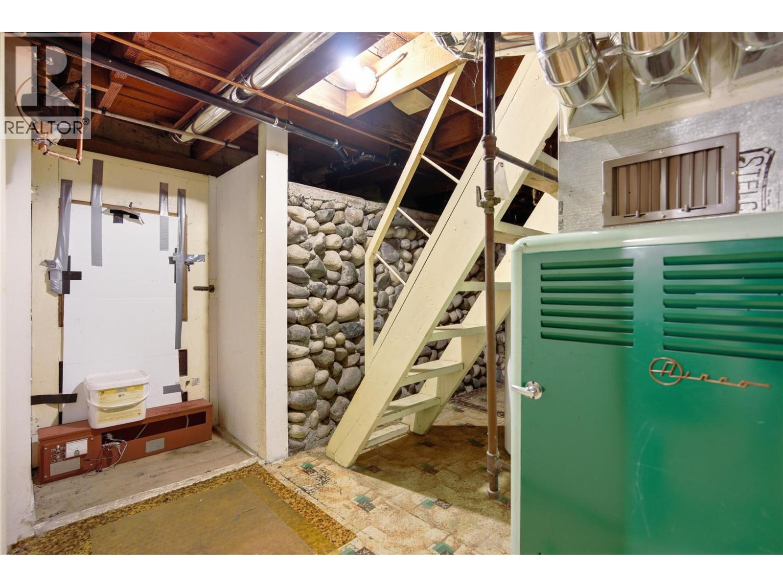 252 6th Street Property Photo 15